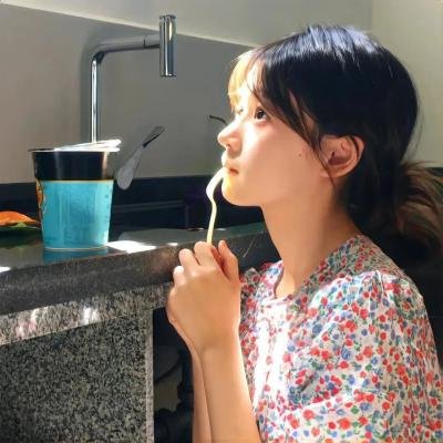 被校花撞飞后，我苟成了世界首富